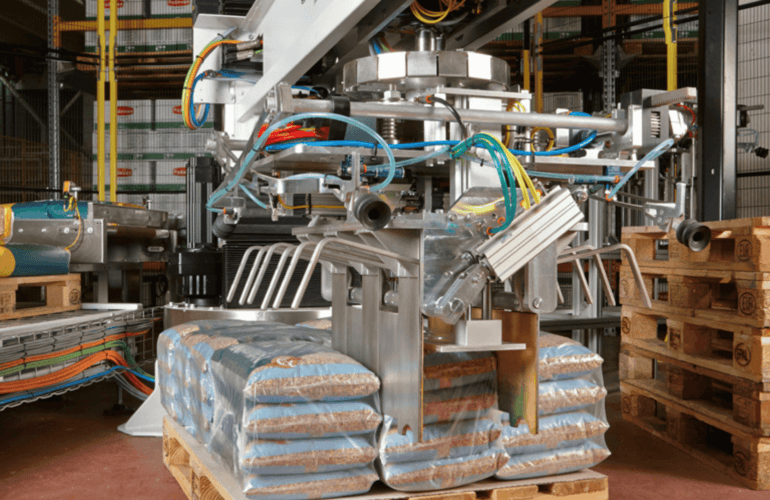 Sack palletising robot in action