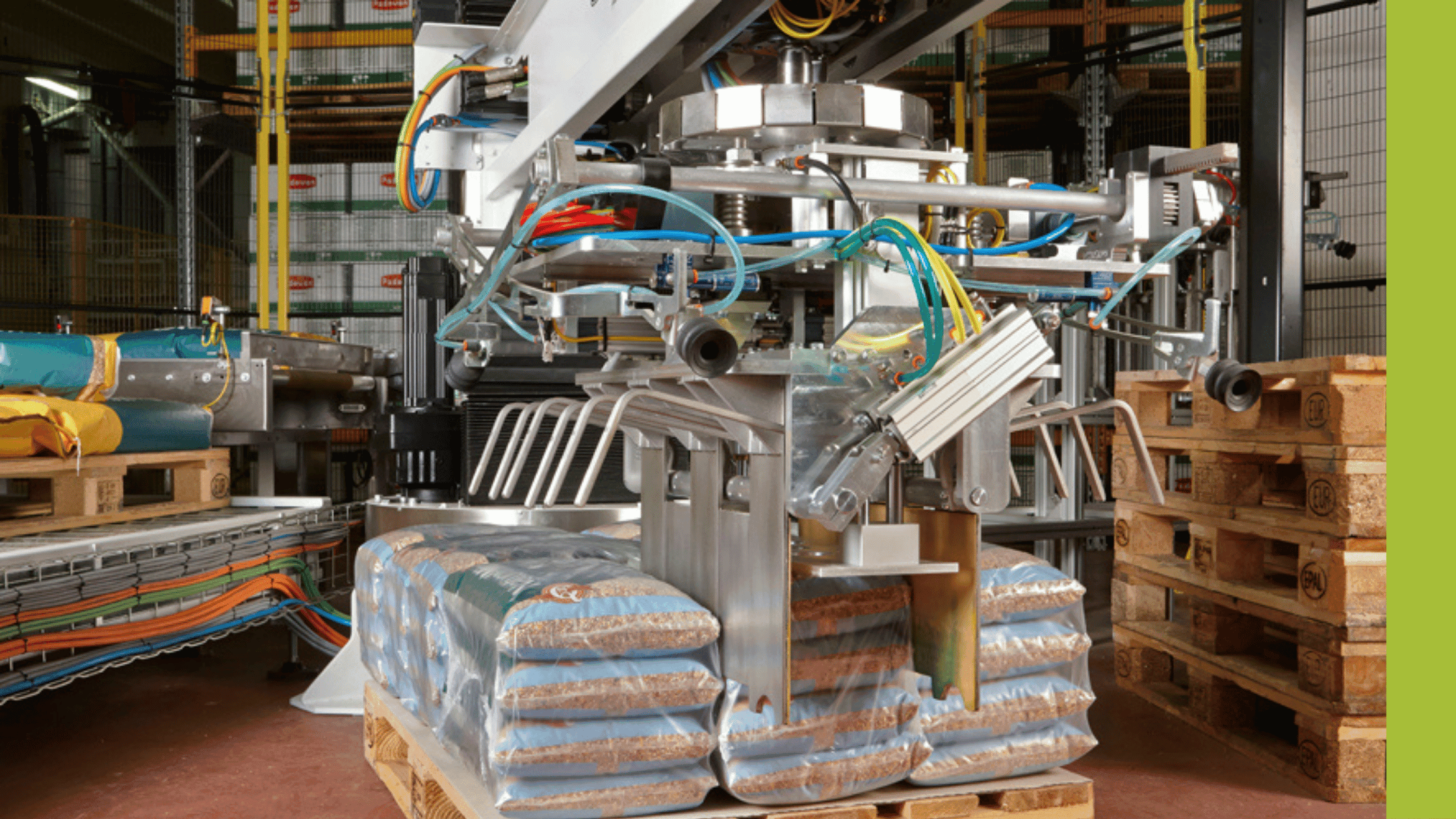 Sack palletising robot in action