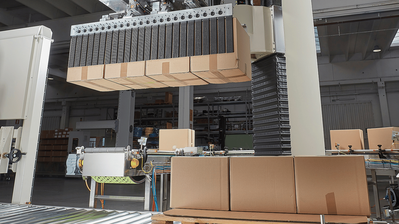 Europack Winner lifting boxes onto a pallet